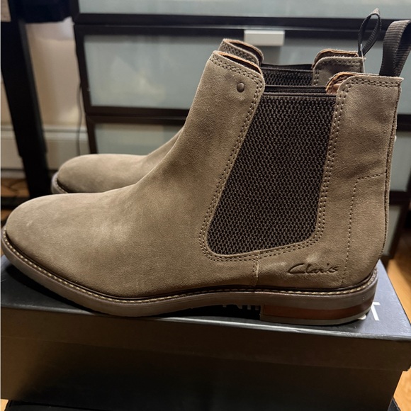 Clarks Men\'s Brown Suede Chelsea Boots